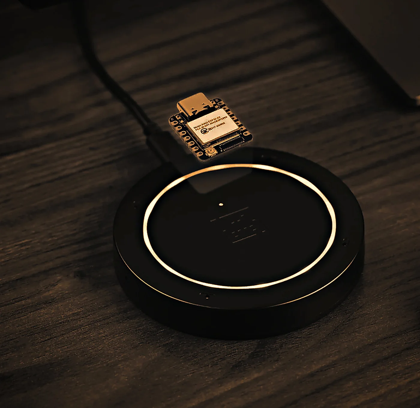 Круглое устройство ReSpeaker XVF3800 со световым кольцом и плата XIAO ESP32S3
